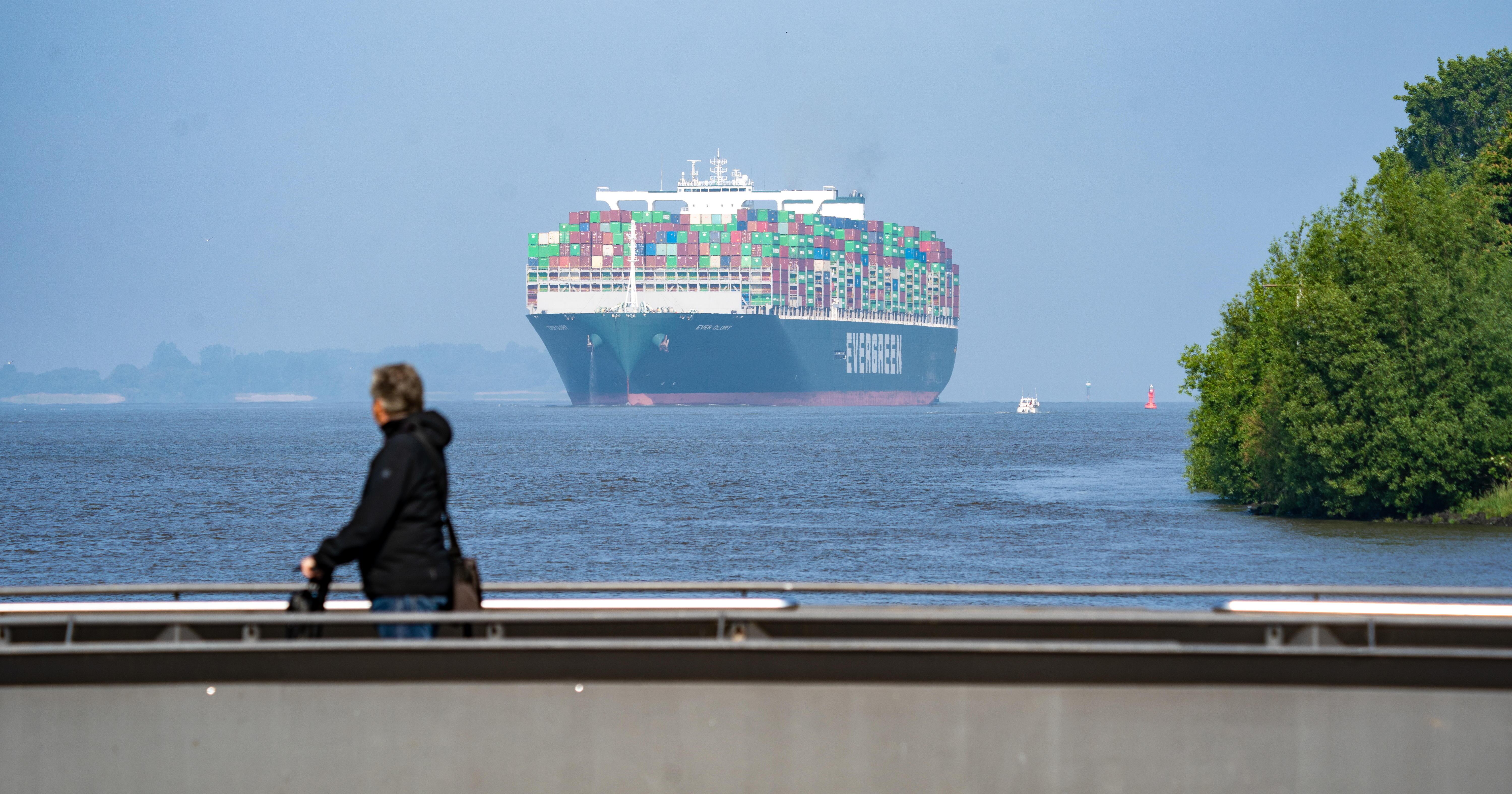 Einlauf eines der mit 400 Meter Länge weltweit größten Containerschiffe der Welt, die EVERGREEN Ever Glory, in den Hamburger Hafen.