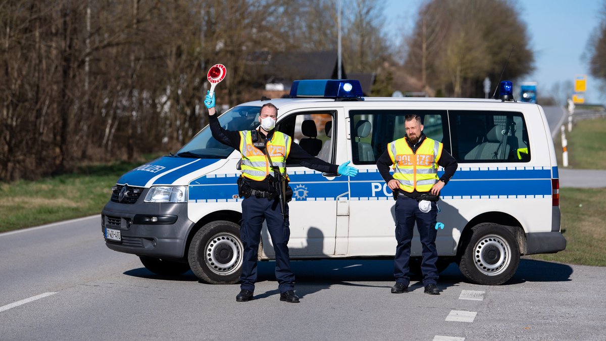 Grenzkontrollen an der bayerisch-österreichischen Grenze: Polizisten stehen an der Bundesstraße 512 bei Neuhaus am Inn an einer Kontrollstelle.