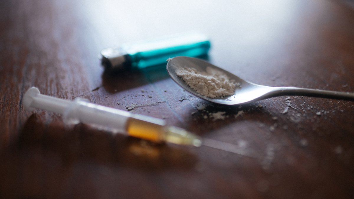 Heroin Utensilien liegen auf einem Tisch.