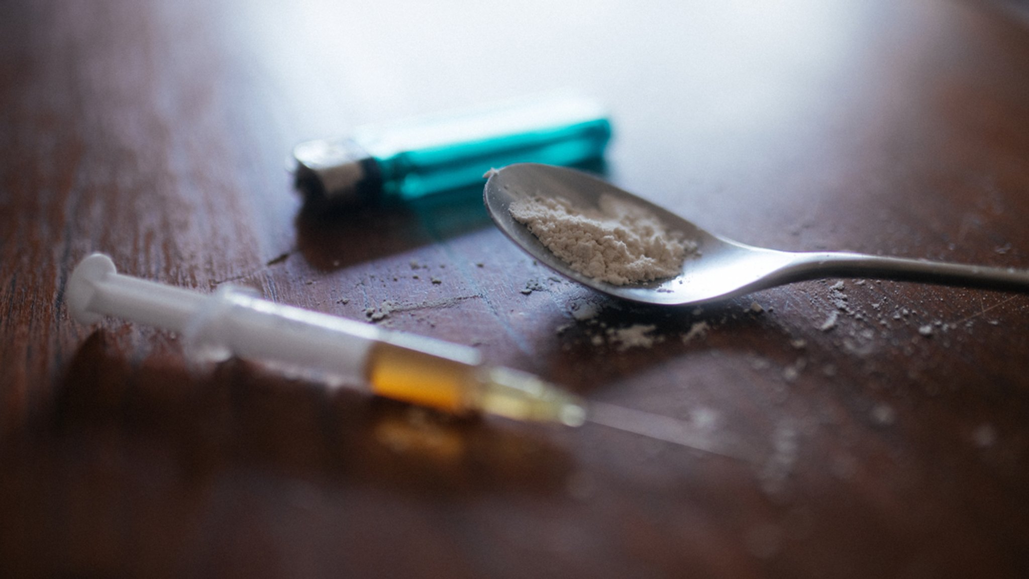 Heroin Utensilien liegen auf einem Tisch. | Bild: BR/Julia Müller Heroin Utensilien liegen auf einem Tisch.