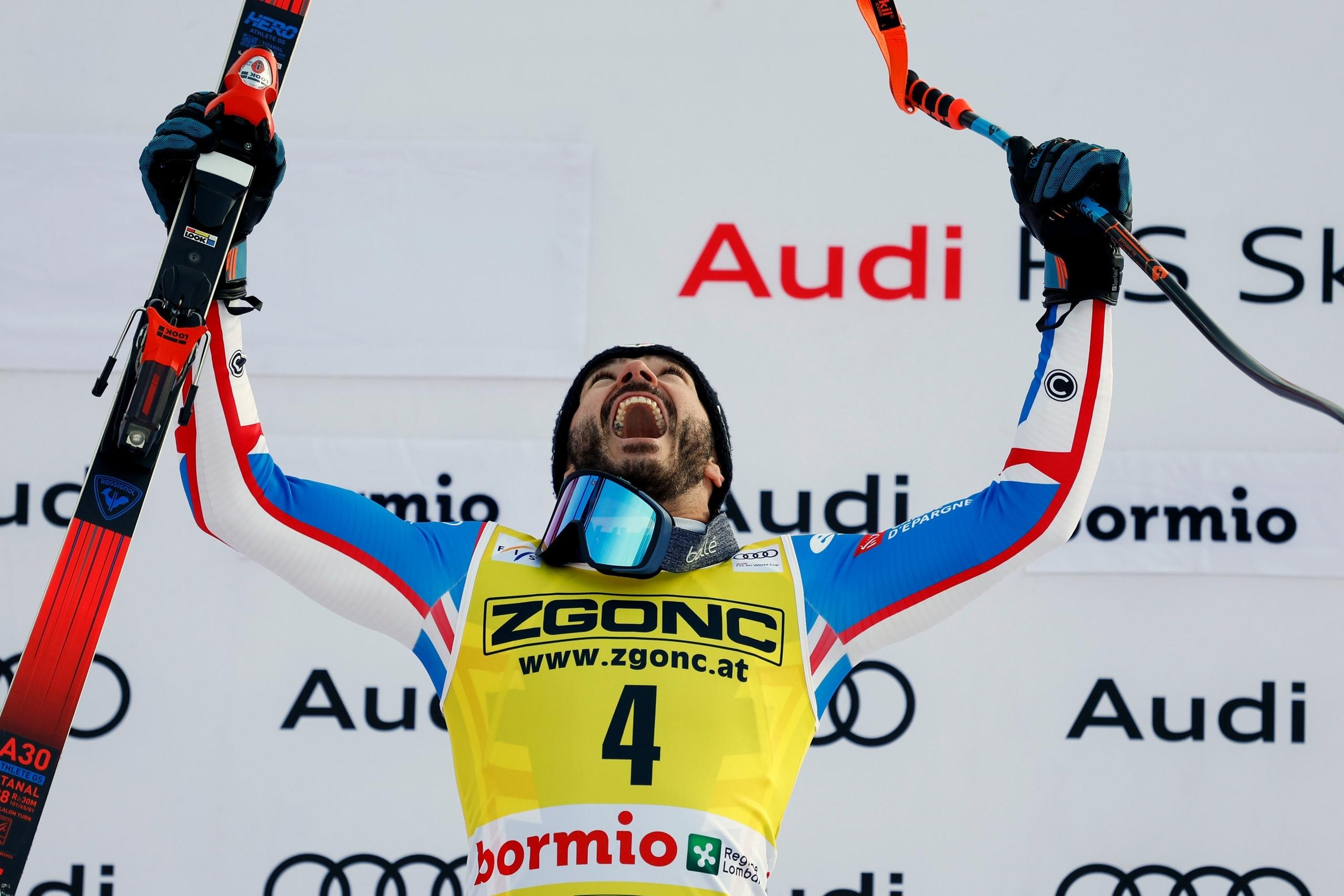 28.12.2023, Italien, Bormio: Ski alpin: Weltcup, Abfahrt, Herren: Cyprien Sarrazin jubelt auf dem Podium nach seinem Sieg.