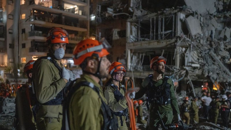 13.06.2025, Israel, Tel Aviv: Israelische Feuerwehrleute inspizieren die Schäden nach einem Raketeneinschlag in Ramat Gan in der Nähe von Tel Aviv. Foto: Ilia Yefimovich/dpa +++ dpa-Bildfunk +++ | Bild: dpa-Bildfunk/Ilia Yefimovich 13.06.2025, Israel, Tel Aviv: Israelische Feuerwehrleute inspizieren die Schäden nach einem Raketeneinschlag in Ramat Gan in der Nähe von Tel Aviv. Foto: Ilia Yefimovich/dpa +++ dpa-Bildfunk +++