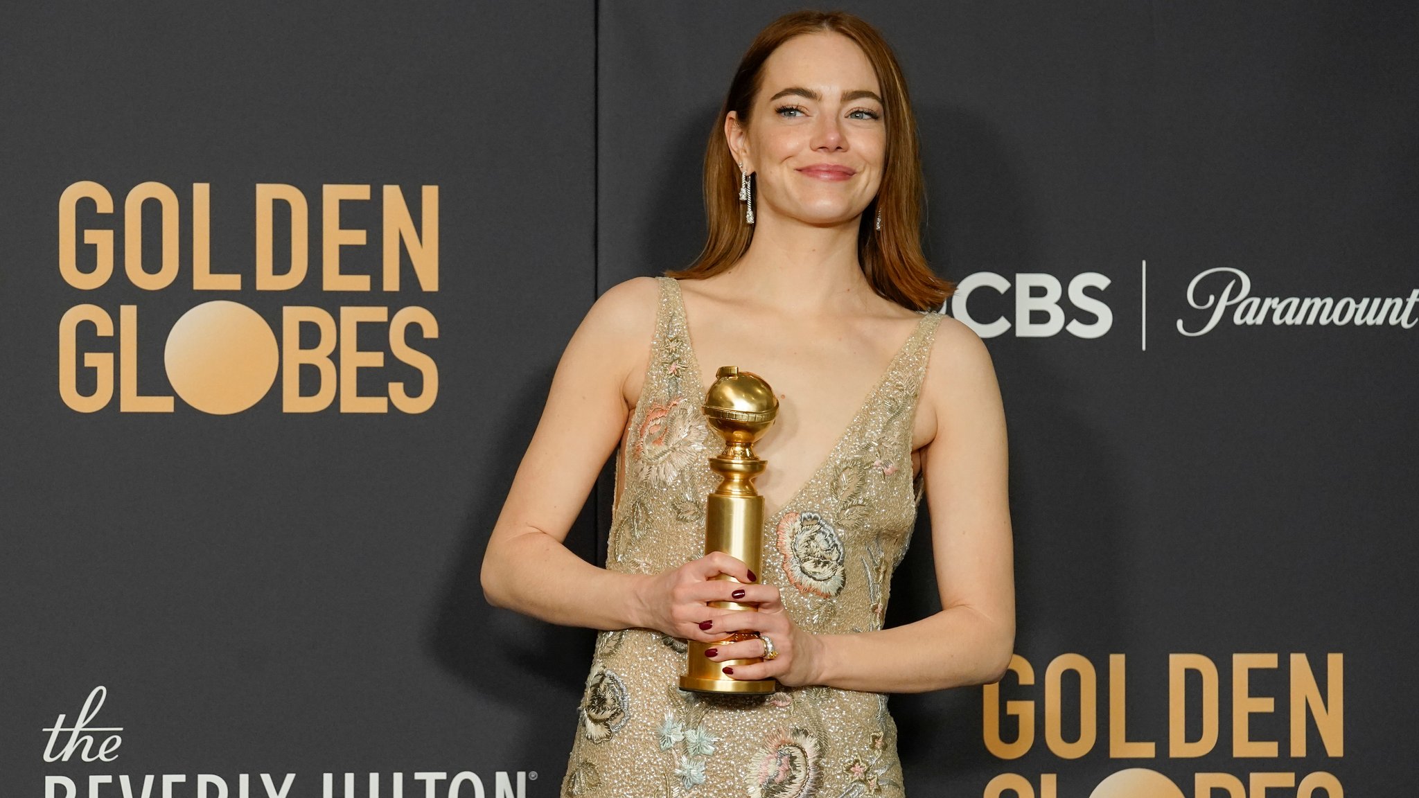 Schauspielerin Emma Stone mit ihrem Golden Globe, den sie für ihre Leistung in dem Fantasy-Film" Poor Things" erhielt.