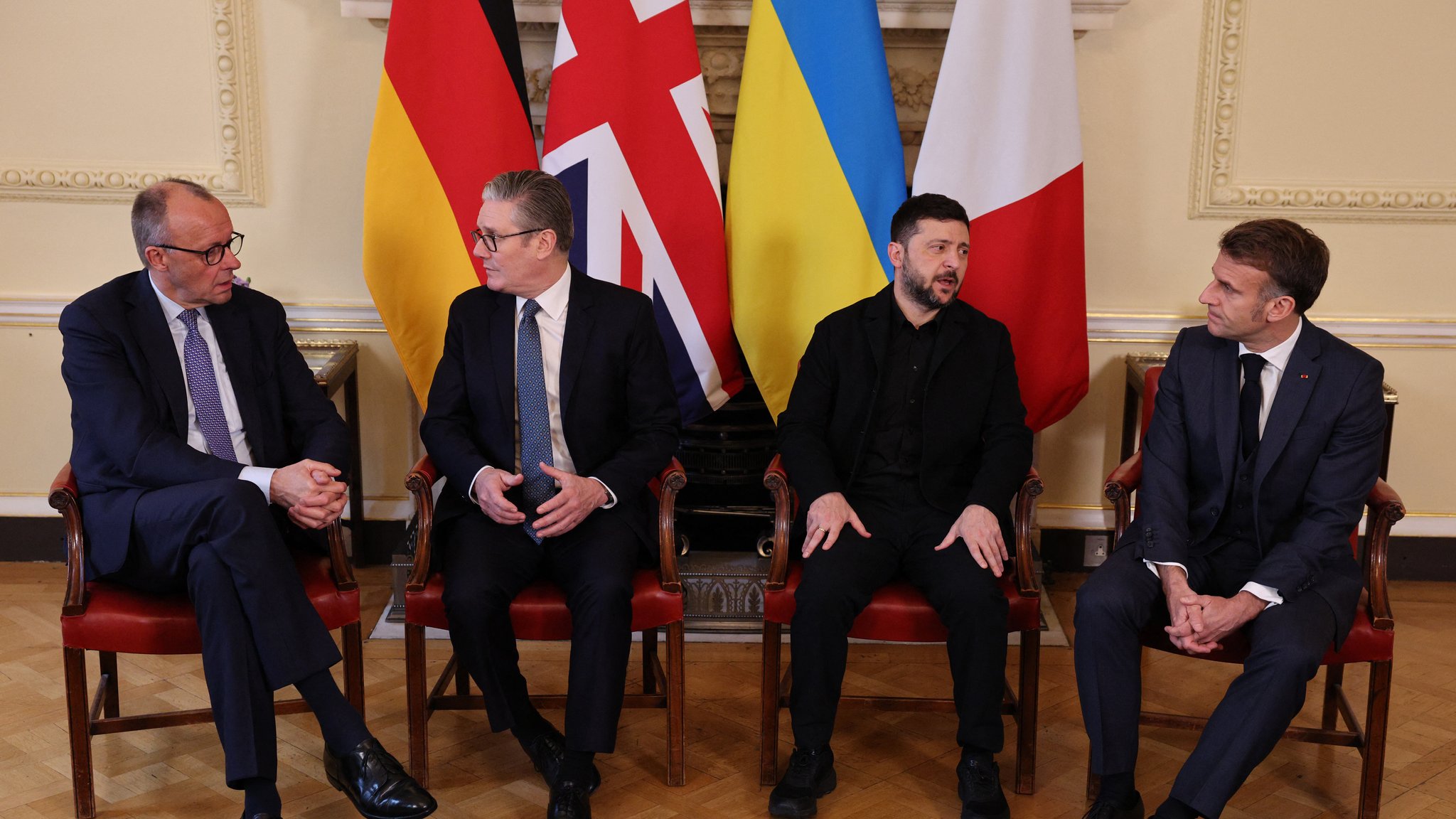 Bundeskanzler Merz, der britische Premierminister Starmer, der ukrainische Präsident Selenskyj und der französische Präsident Emmanuel Macron am 8. Dezember 2025 bei einem Treffen in London | Bild: picture alliance / abaca | Pool/ABACA Bundeskanzler Merz, der britische Premierminister Starmer, der ukrainische Präsident Selenskyj und der französische Präsident Emmanuel Macron am 8. Dezember 2025 bei einem Treffen in London