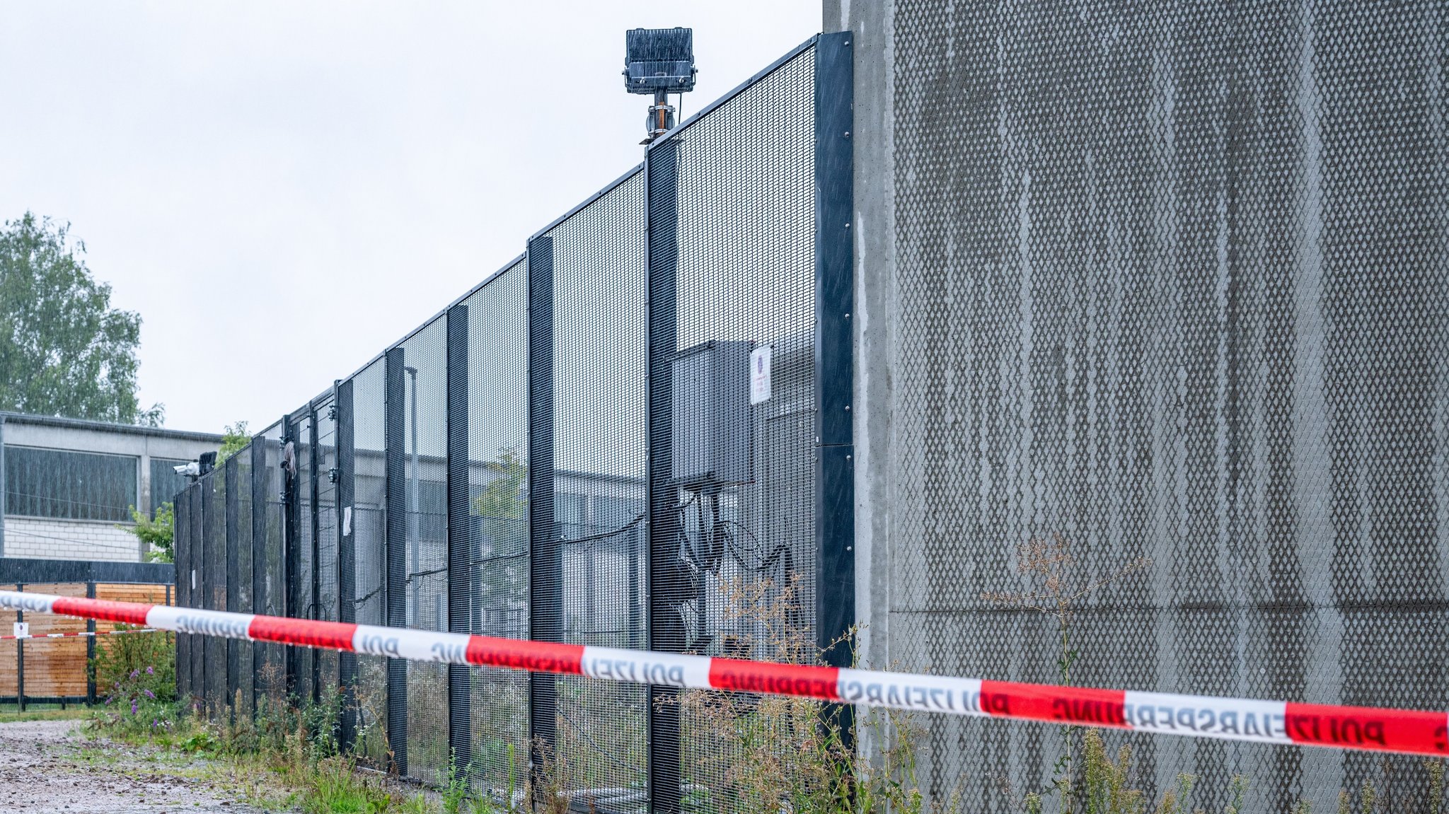 Absperrband vor einem Tor des Bezirkskrankenhauses Straubing