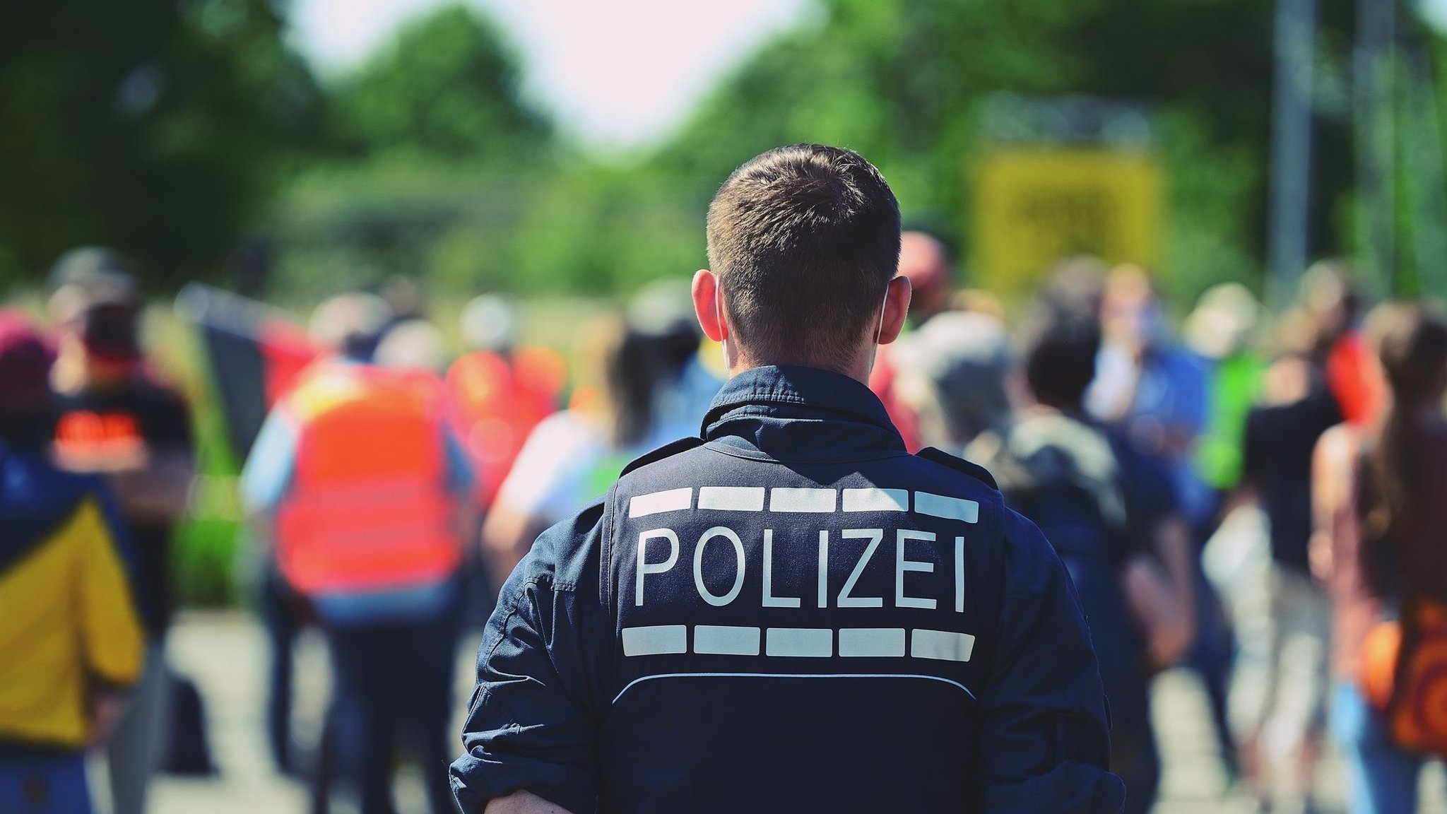 Ein Polizist in Uniform bei einer Demonstration (Symbolbild).