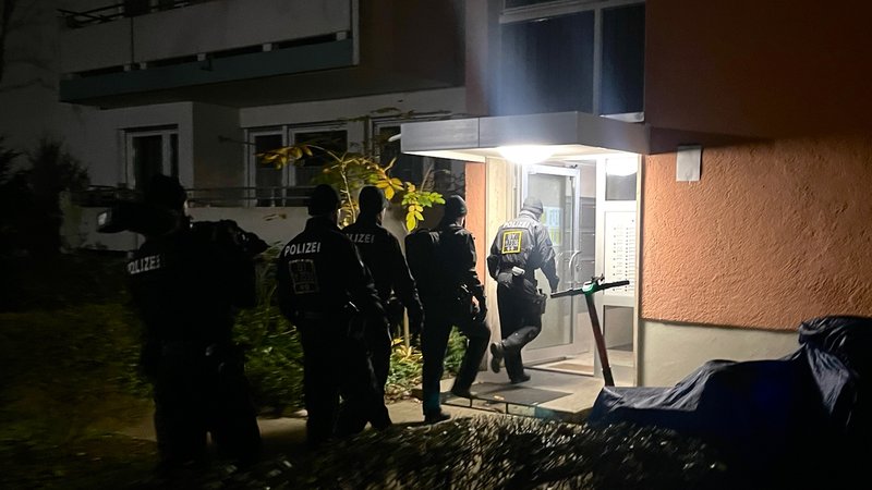 Polizeibeamte betreten bei Dunkelheit ein Wohnhaus | Bild: Bayerisches Landeskriminalamt / BR Polizeibeamte betreten bei Dunkelheit ein Wohnhaus