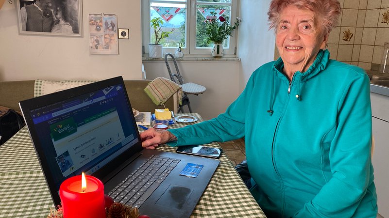Uschi Blaas wird an Weihnachten online Schafkopf spielen. | Bild: BR/Astrid Uhr Uschi Blaas wird an Weihnachten online Schafkopf spielen.