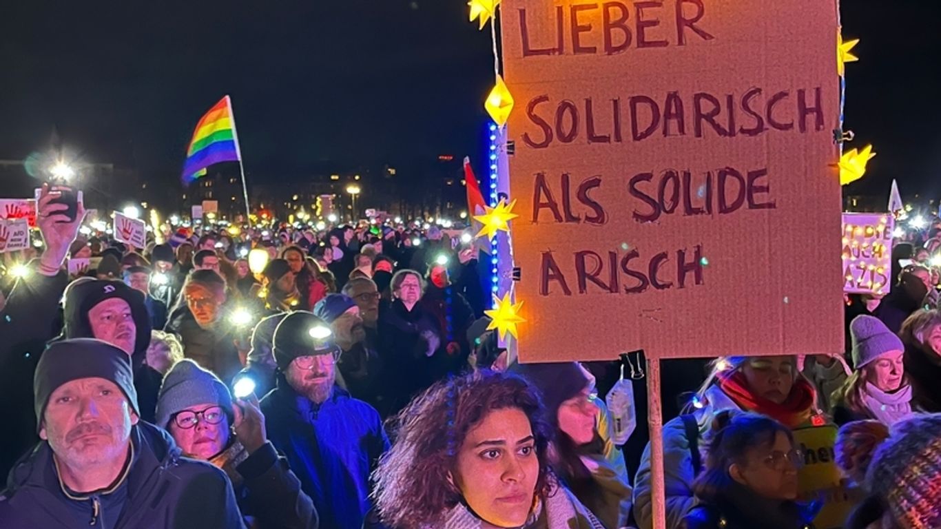 Lichtermeer in München - Demo gegen Rassismus auf der Theresienwiese (11.02.2024) 