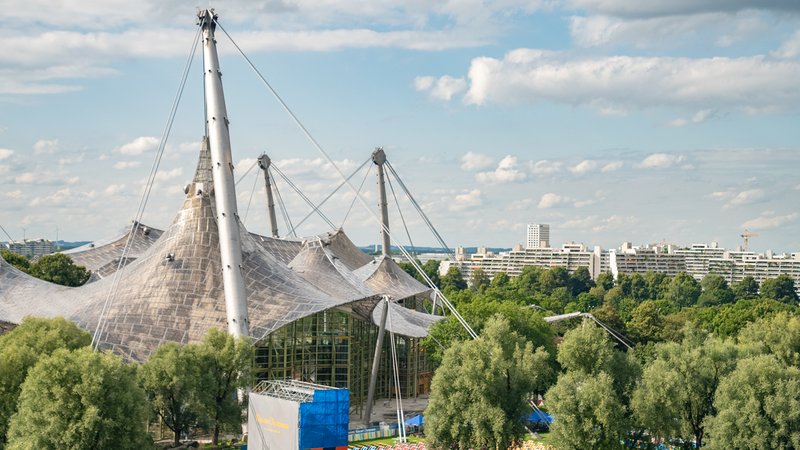 Der Olympiapark München, im Hintergrund die Häuser des Olympischen Dorfs. | Bild: BR/megaherz gmbh/Philipp Thurmaier Der Olympiapark München, im Hintergrund die Häuser des Olympischen Dorfs.