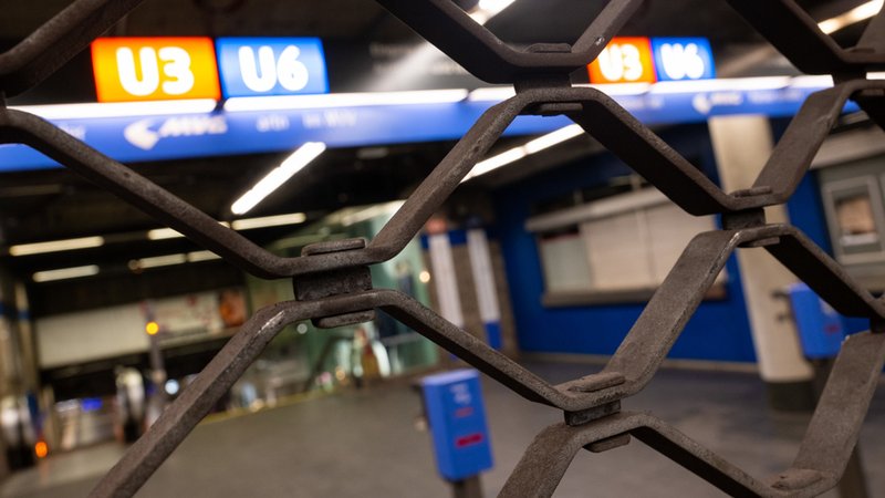 Gitter versperrt den Zugang zur Münchner U-Bahn