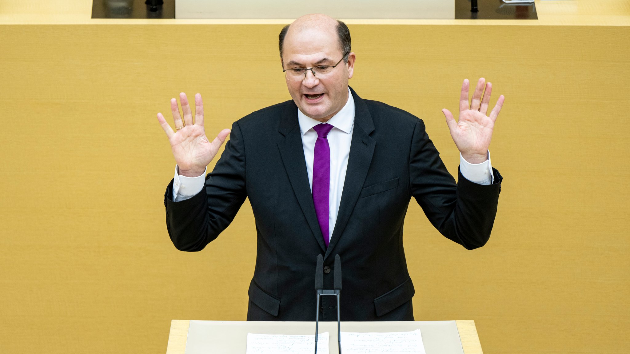 Bayerns Finanzminister Albert Füracker (CSU) spricht während einer Plenarsitzung im Bayerischen Landtag.