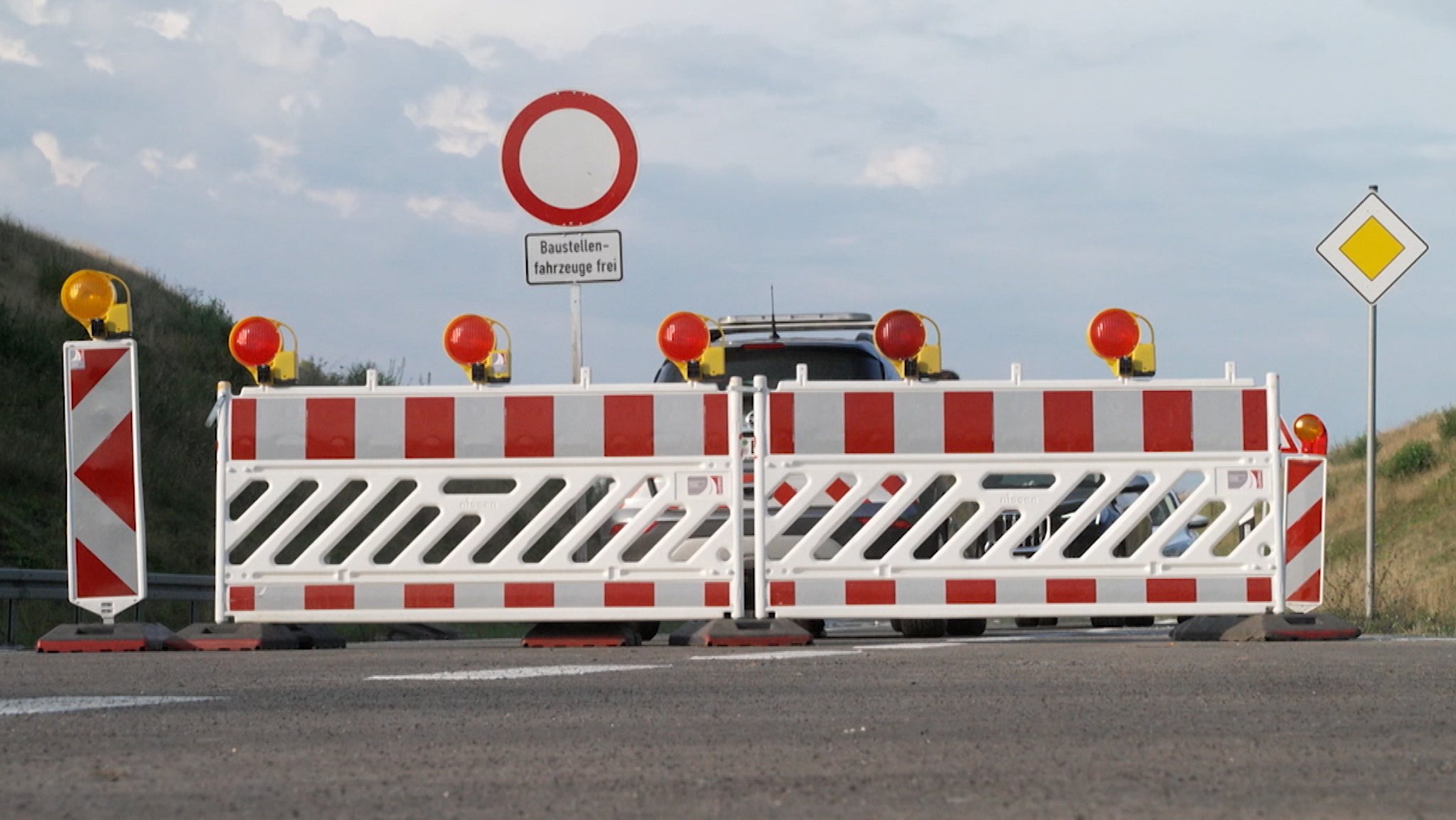 Ferienzeit ist Baustellenzeit auf Bayerns Straßen. Doch Navigationsgeräte sind nicht immer über Baustellen informiert. Das Staatliche Bauamt Passau will das ändern - mit "intelligenten" Warnbaken, die ihre Standorte mitteilen.