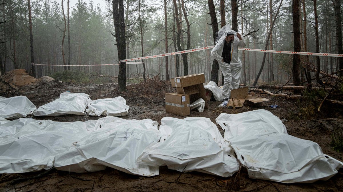 Ukraine, Isjum: Säcke mit Leichen sind während der Exhumierung im kürzlich zurückeroberten Gebiet von Isjum, zu sehen. 