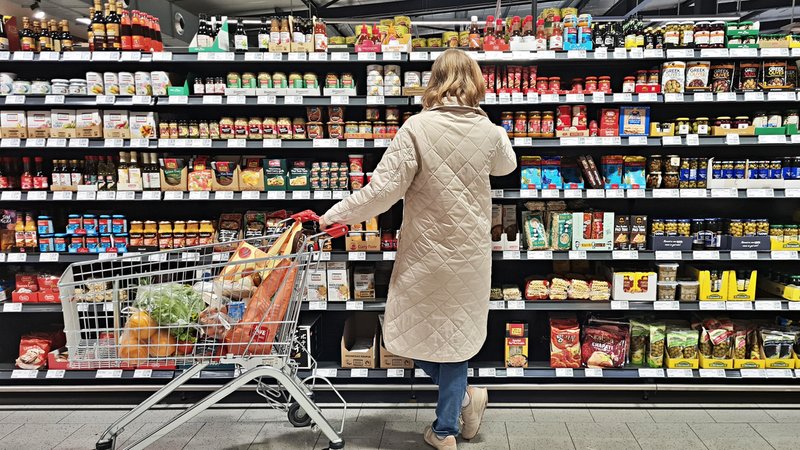 Symbolbild "Handel / Konsum": Kundin mit Einkaufswagen in einem Supermarkt | Bild: picture alliance / Daniel Kubirski | Daniel Kubirski Symbolbild "Handel / Konsum": Kundin mit Einkaufswagen in einem Supermarkt