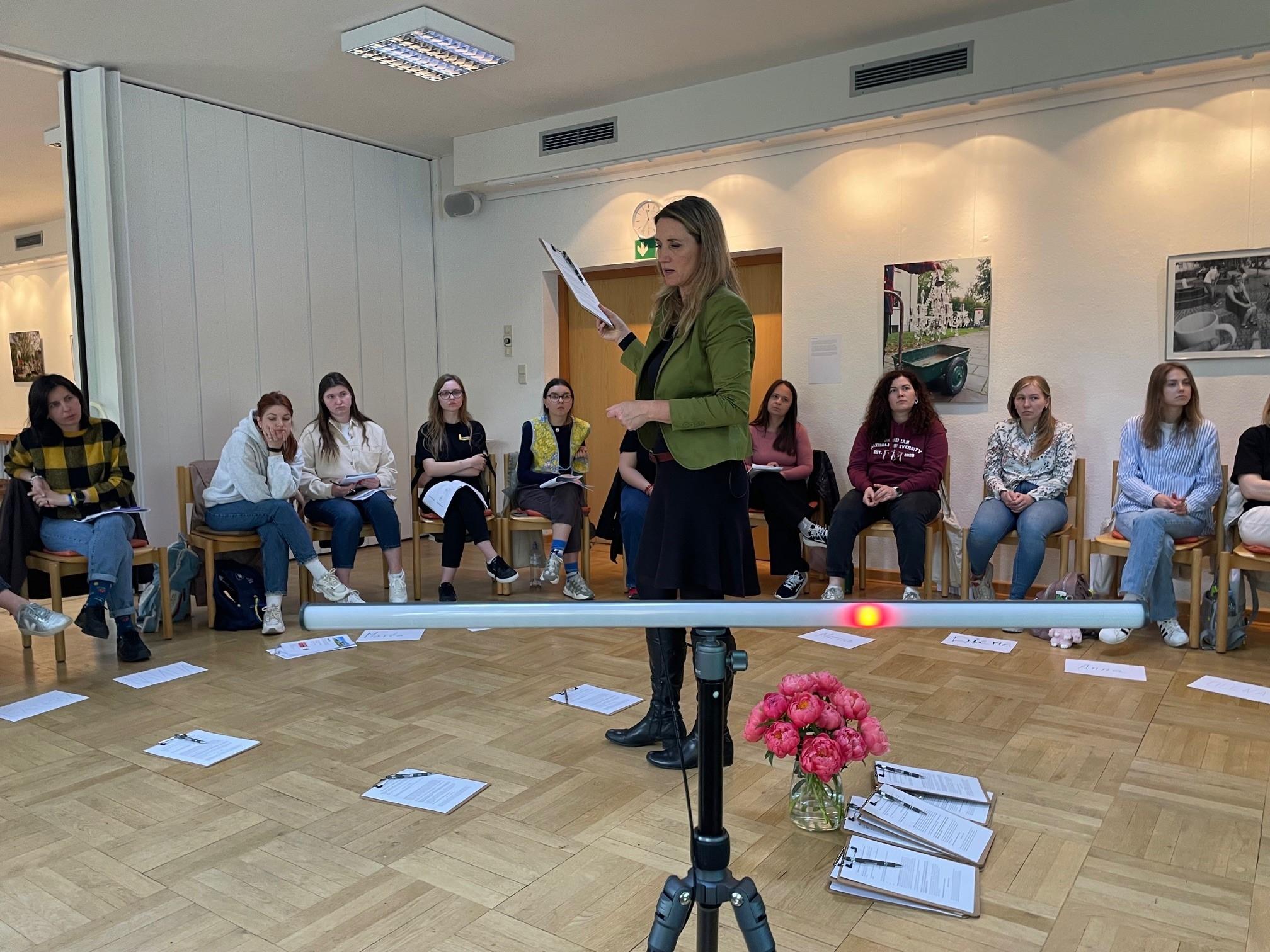 Marion Schowalter, Leiterin der Würzburger Trauma, Ambulanz schult ukrainische Therapeutinnen und Therapeuten in der EMDR-Methode.