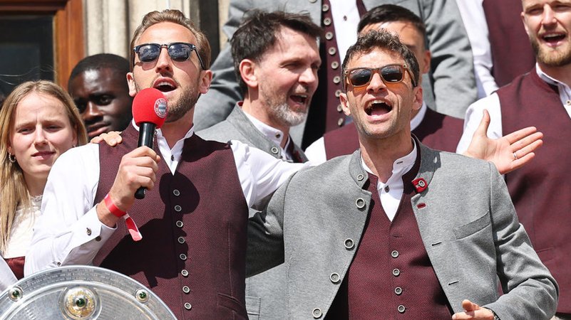 18.05.2025, Bayern, München: Fußball: Bundesliga, Meisterfeier der Fußballerinnen und Fußballer des FC Bayern München, Harry Kane (vorne l) und Thomas Müller (vorne r) feiern mit den Teamkollegen auf dem Rathaus-Balkon. Foto: Daniel Löb/dpa +++ dpa-Bildfunk +++ | Bild: dpa-Bildfunk/Daniel Löb 18.05.2025, Bayern, München: Fußball: Bundesliga, Meisterfeier der Fußballerinnen und Fußballer des FC Bayern München, Harry Kane (vorne l) und Thomas Müller (vorne r) feiern mit den Teamkollegen auf dem Rathaus-Balkon. Foto: Daniel Löb/dpa +++ dpa-Bildfunk +++