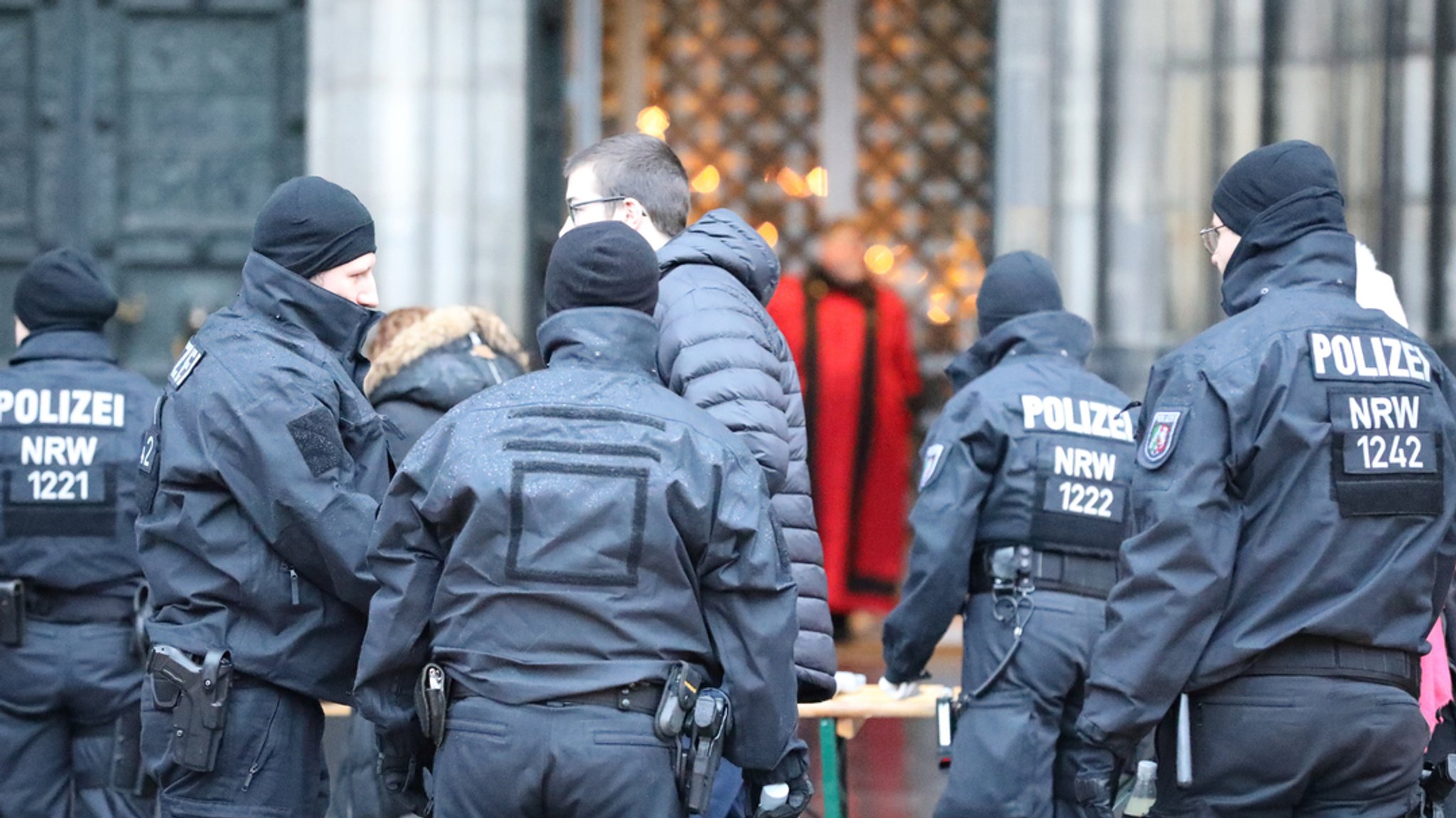 Polizisten stehen vor Beginn des Pontifikalamt am 1. Weihnachtsfeiertag vor dem Kölner Dom. Aufgrund von Hinweisen auf einen geplanten islamistischen Anschlag hat die Polizei die Sicherheitsmassnahmen hochgefahren. (Archivbild)