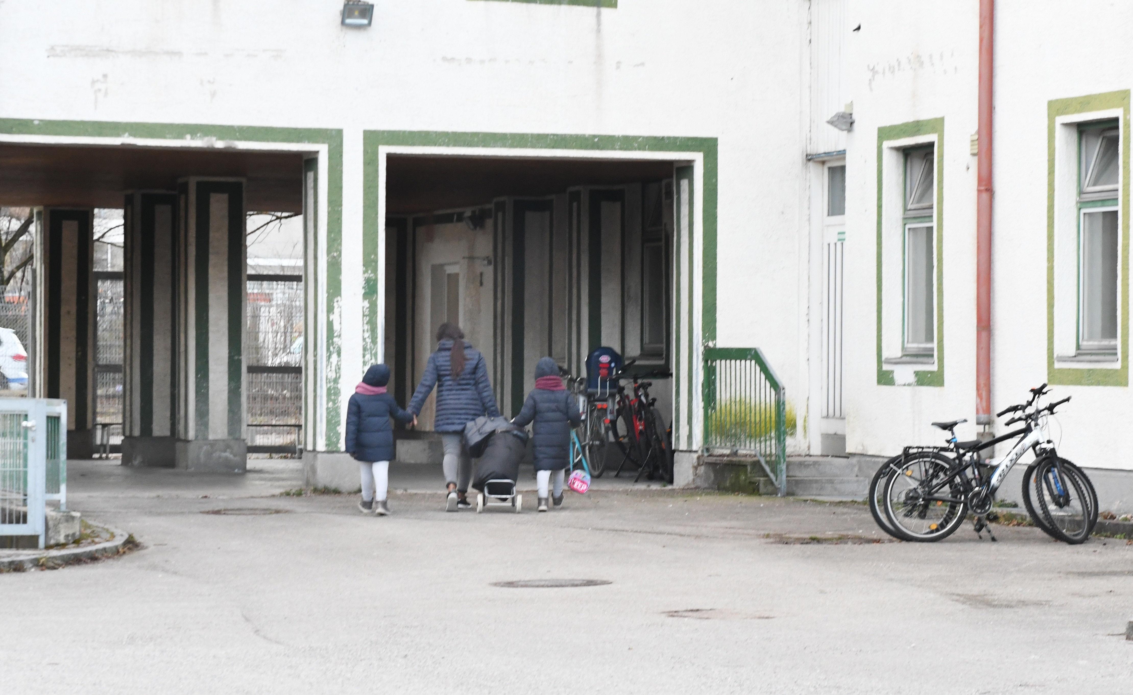 Familie vor einer Unterkunft für Wohnunglose