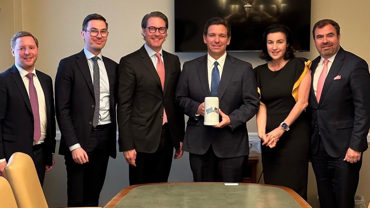Die Mitglieder der CSU-Landegruppe im Bundestag, Andreas Scheuer, Dorothee Bär und Florian Hahn, posieren zusammen mit dem Gouverneur des US-Bundestaats Florida, Ron DeSantis für ein Foto.
