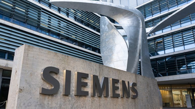 Der Schriftzug "Siemens" vor der Firmenzentrale in München.  | Bild:dpa-Bildfunk/Sven Hoppe