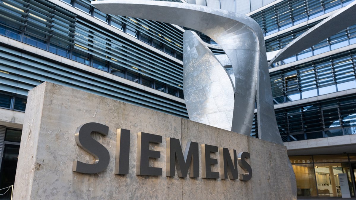 Der Schriftzug "Siemens" vor der Firmenzentrale in München. 