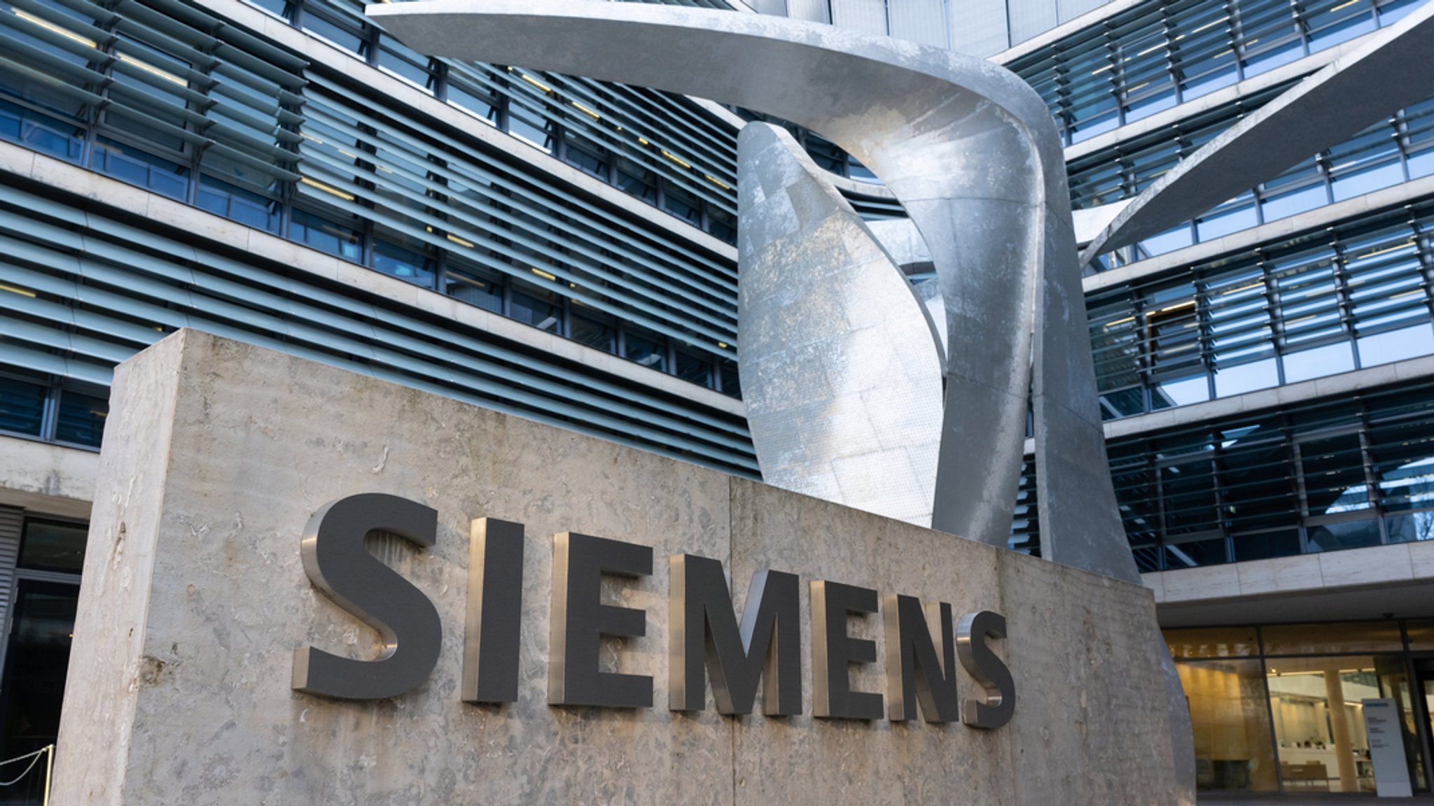 Der Schriftzug "Siemens" vor der Firmenzentrale in München. 