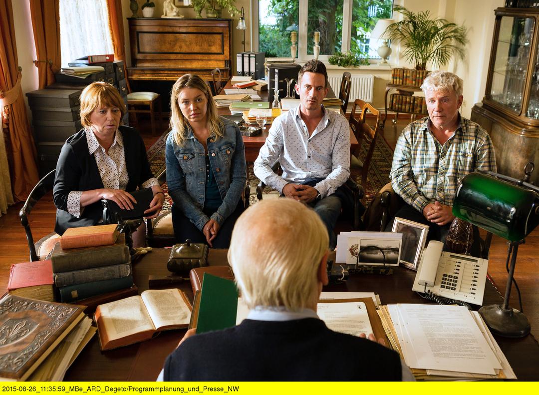 Einer Familie wird das Erbe eröffnet.