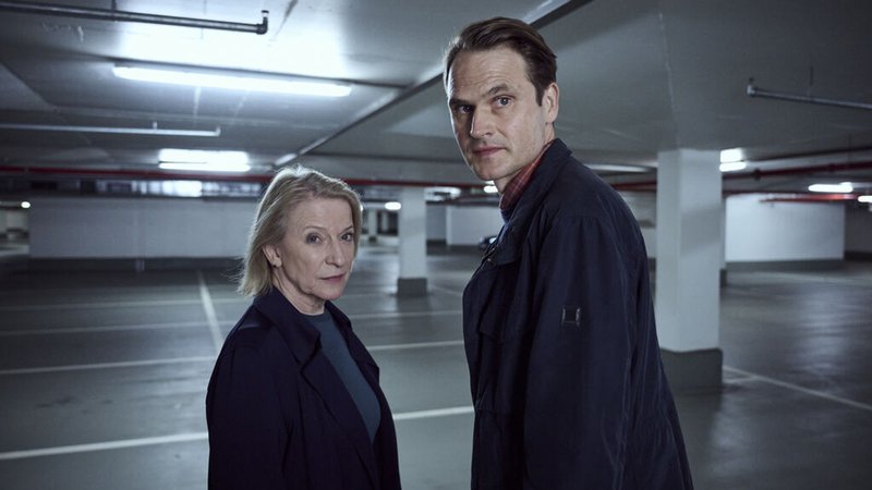 Von links: Paula Ringelhahn (Dagmar Manzel) und Felix Voss (Fabian Hinrichs) in der Tiefgarage. | Bild: BR/Hager Moss Film GmbH/Bernd Schuller Von links: Paula Ringelhahn (Dagmar Manzel) und Felix Voss (Fabian Hinrichs) in der Tiefgarage.