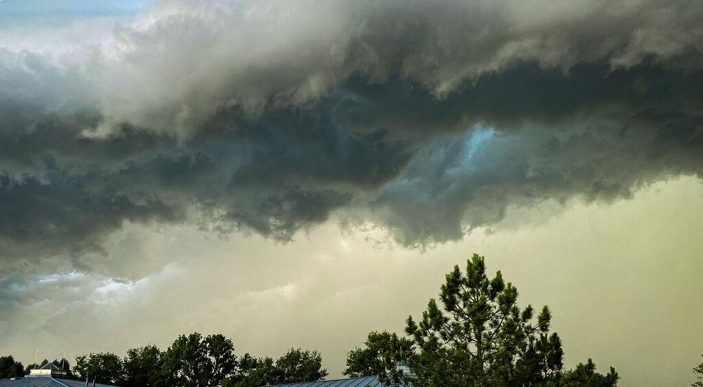 (Symbolbild) Dramatische Gewitterwolken im nördlichen Landkreis München.