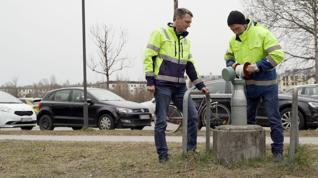 Stefan Homilius (l.), stellvertretender Leiter des Wasserwirtschaftsamts München, und sein Kollege messen den Grundwasserstand in Neubiberg.