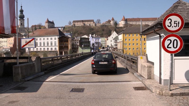 Von Burghausen in Oberbayern führt eine Brücke nach Österreich in die Gemeinde Hochburg-Ach. Gut ein Jahr galt dort eine Einbahnregelung, die für jede Menge Ärger sorgte.