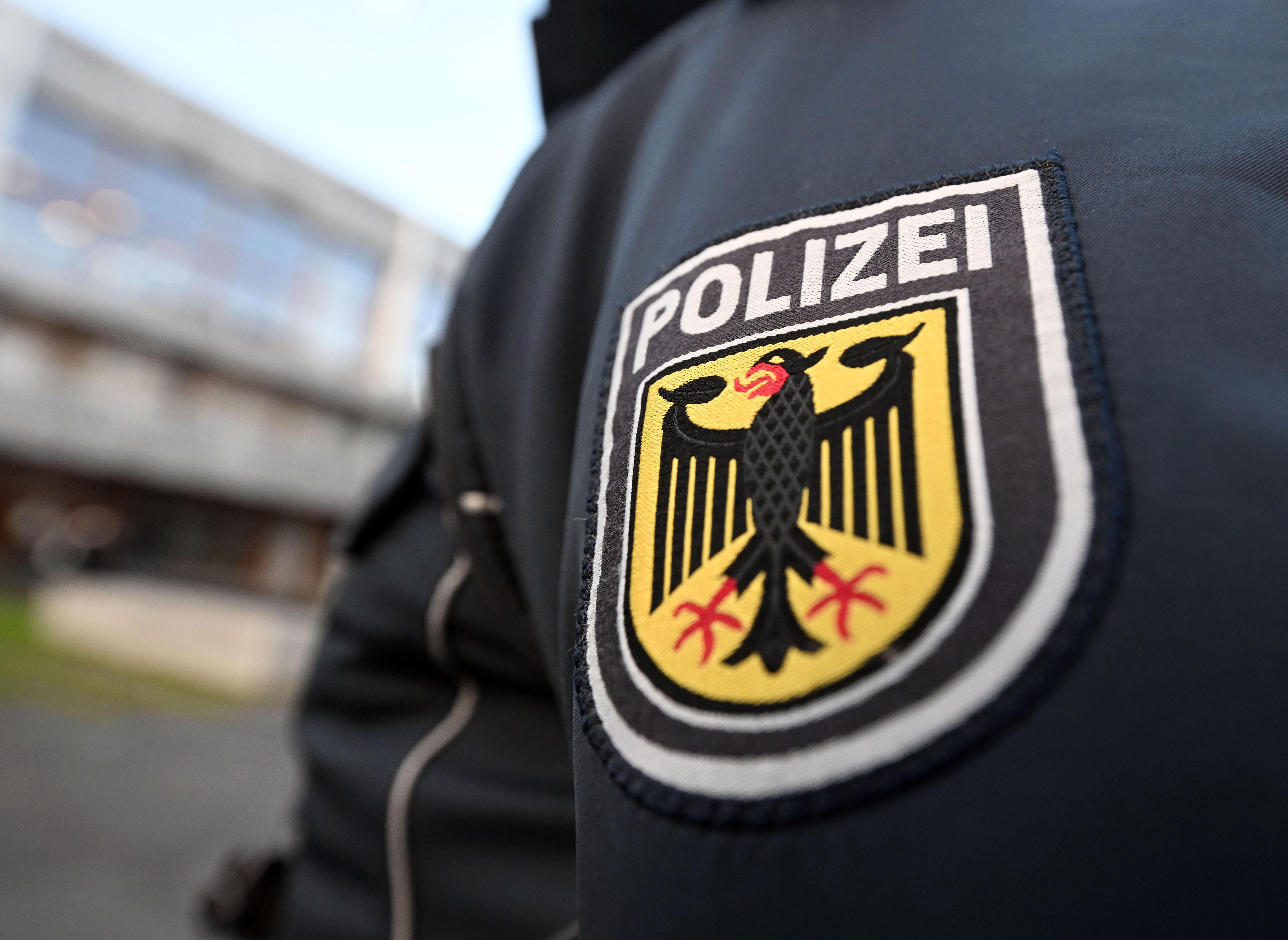 Vor dem Bundesverfassungsgericht steht ein Bundespolizist (Symbolbild).