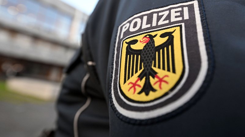 Vor dem Bundesverfassungsgericht steht ein Bundespolizist (Symbolbild). | Bild: pa/dpa/Uli Deck Vor dem Bundesverfassungsgericht steht ein Bundespolizist (Symbolbild).