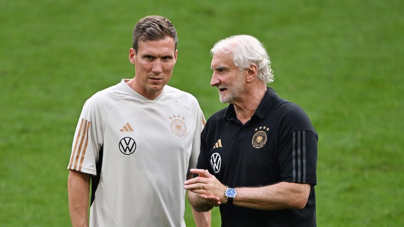 Hannes Wolf als Interims-Bundestrainer mit Rudi Völler | Bild: picture alliance/dpa | Federico Gambarini Hannes Wolf als Interims-Bundestrainer mit Rudi Völler