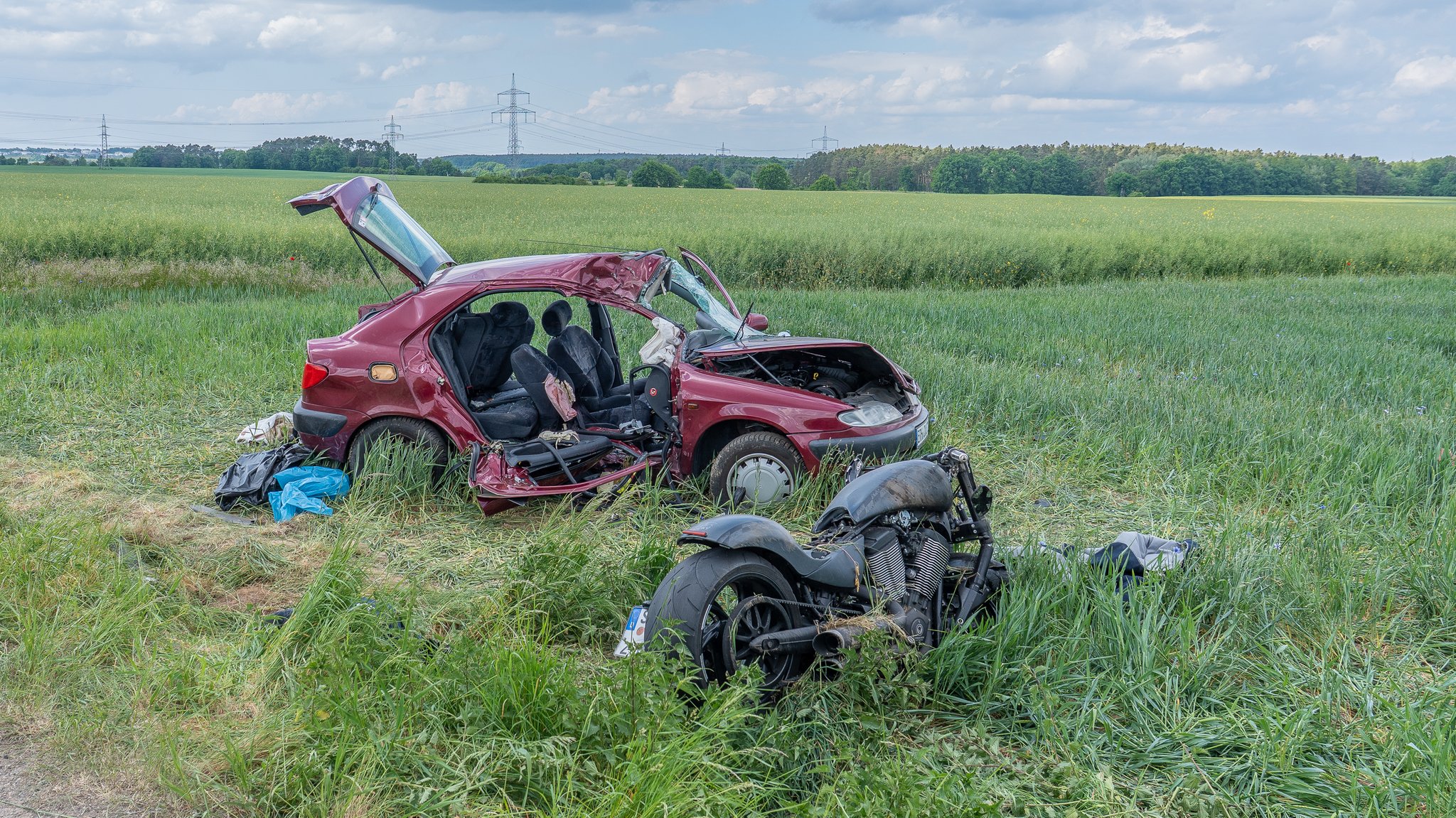 Großeinsatz bei Herzogenaurach: Ein Pkw ist mit drei Motorradfahrern kollidiert.
