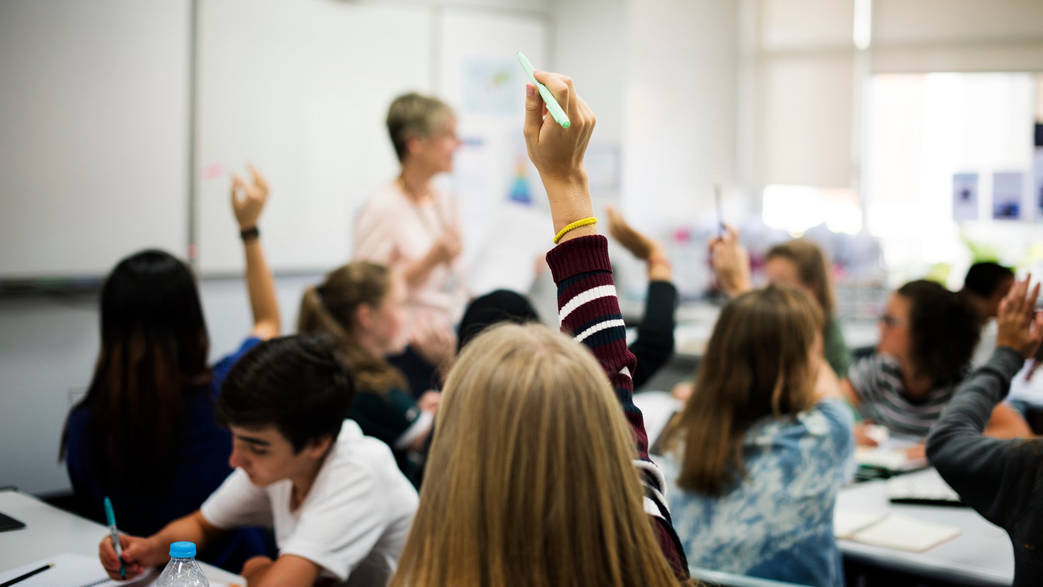 Weil Demokratie-Feindlichkeit auch vor den Schultoren nicht Halt machen, hat die bayerische Regierung die Verfassungs-Viertelstunde eingeführt.