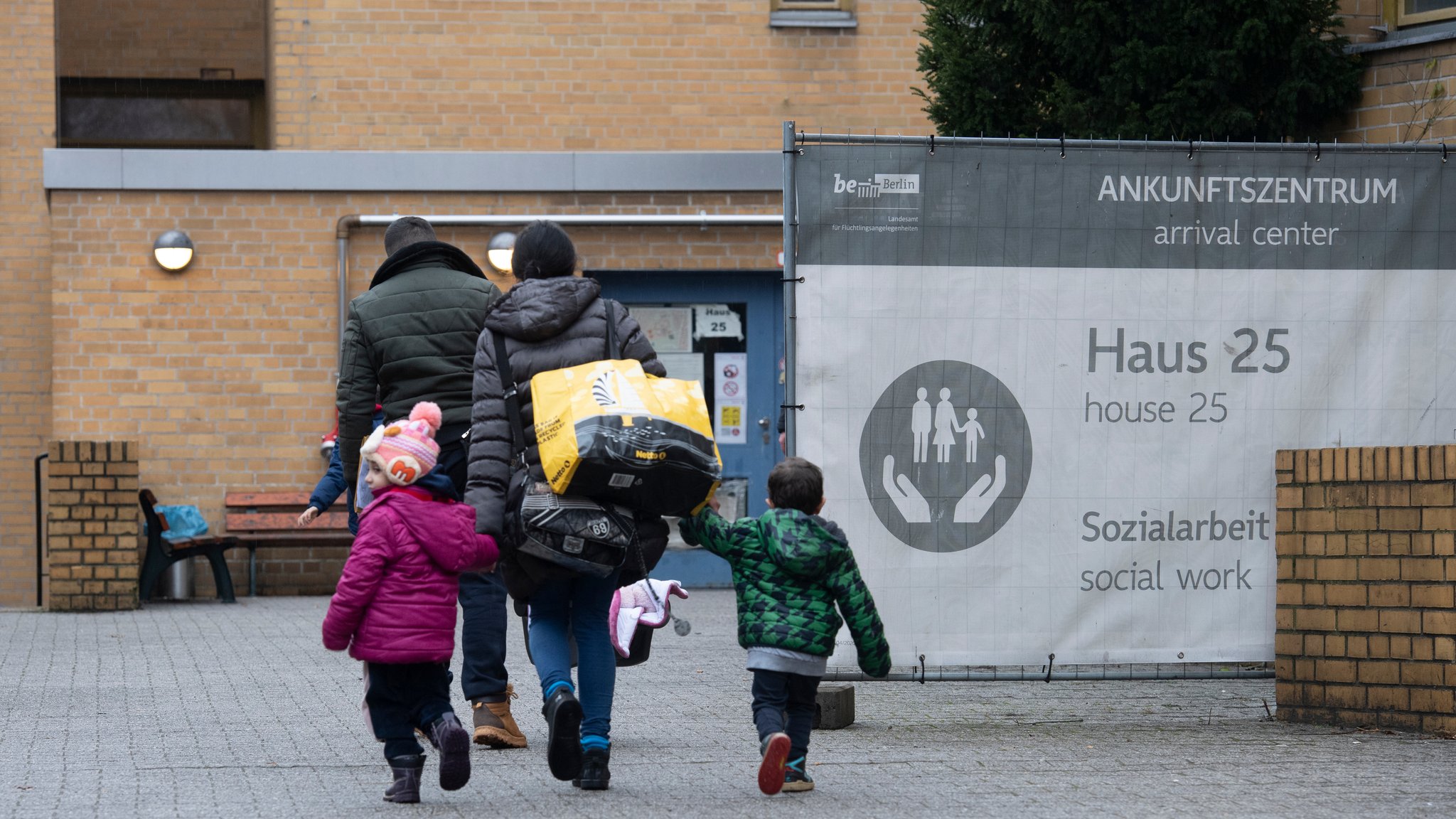 Eine Flüchtlingsfamilie auf dem Gelände der Erstaufnahmeeinrichtung des Landesamtes für Flüchtlingsangelegenheiten (LAF) in Reinickendorf.