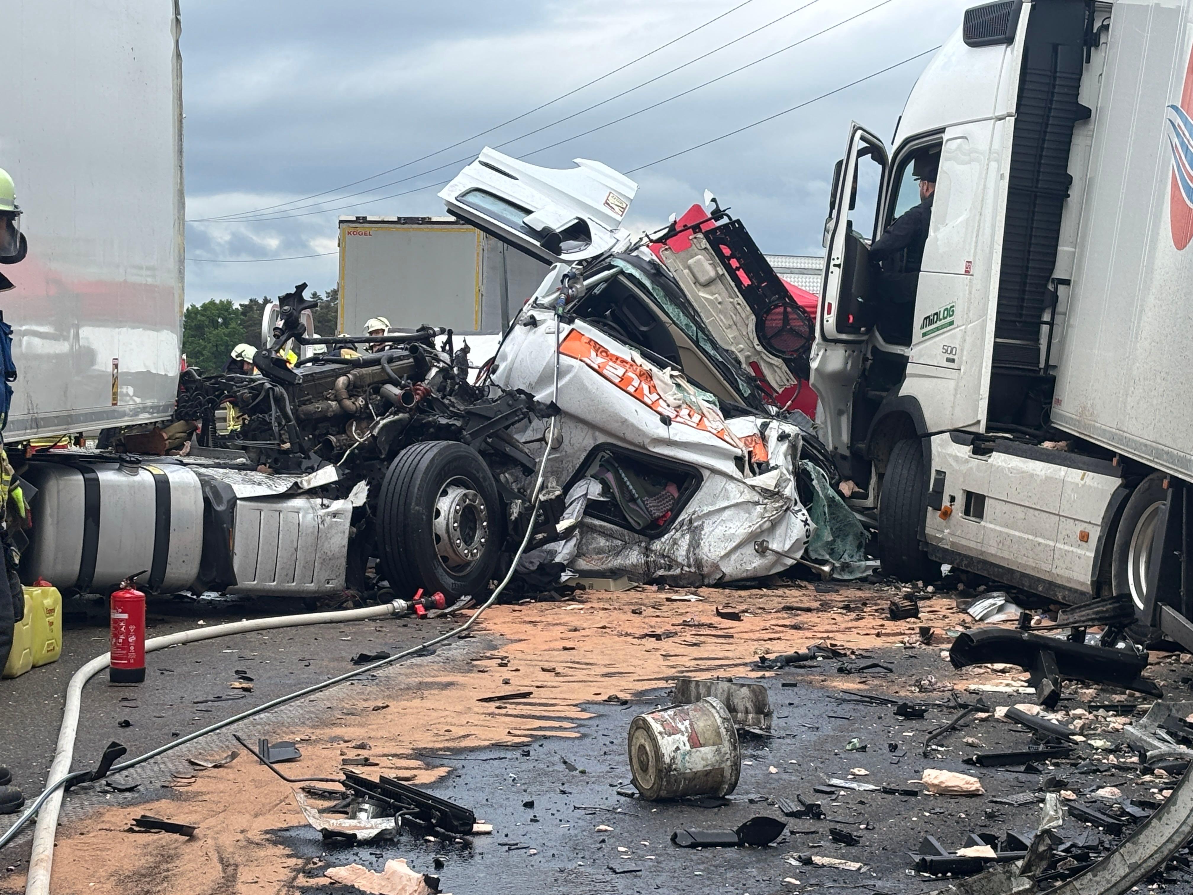 Auf der A6 zwischen Lichtenau und Ansbach knallte am Mittwochmorgen ein Lastwagen auf einen auf dem Standstreifen stehenden Lkw. Bei dem Unfall kam ein Fahrer ums Leben. Der zweite Fahrer aus dem stehenden Lastwagen wurde leicht verletzt. 