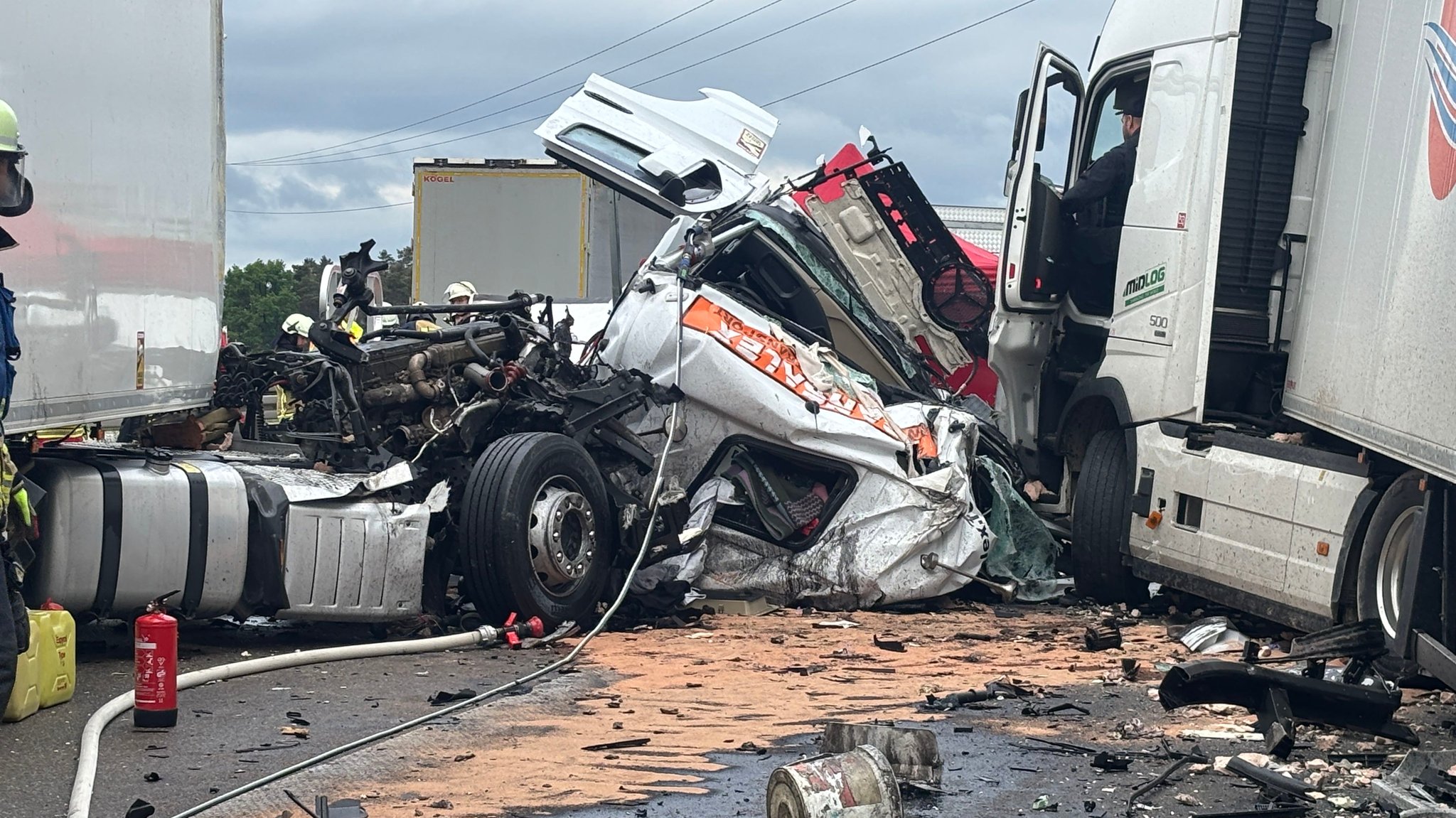 Schwerer Unfall auf dem Seitenstreifen: Lkw-Fahrer stirbt auf A6