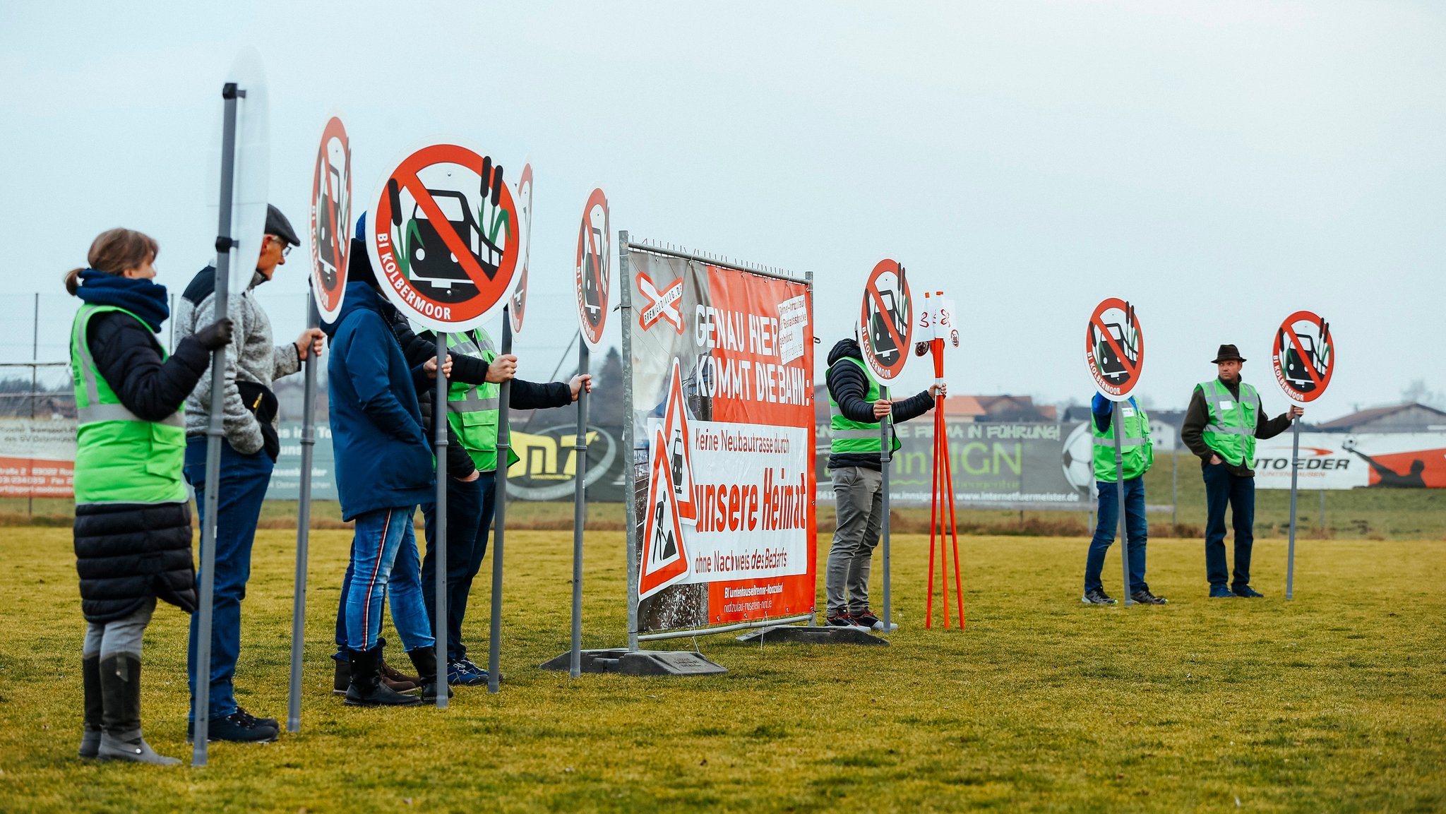 Erst vor zwei Wochen haben Gegner der geplanten Bahntrasse gegen den Neubau einer zweigleisigen Bahnstrecke protestiert.