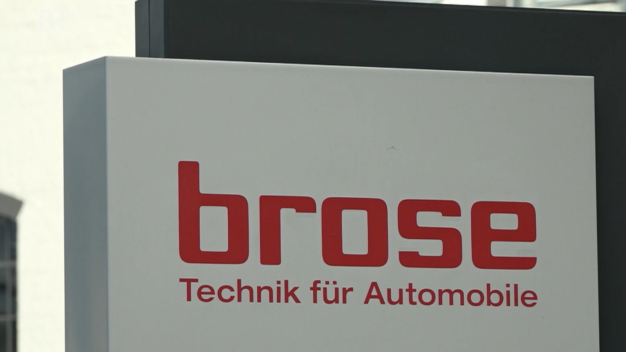 Logo von Brose auf einem Schild.