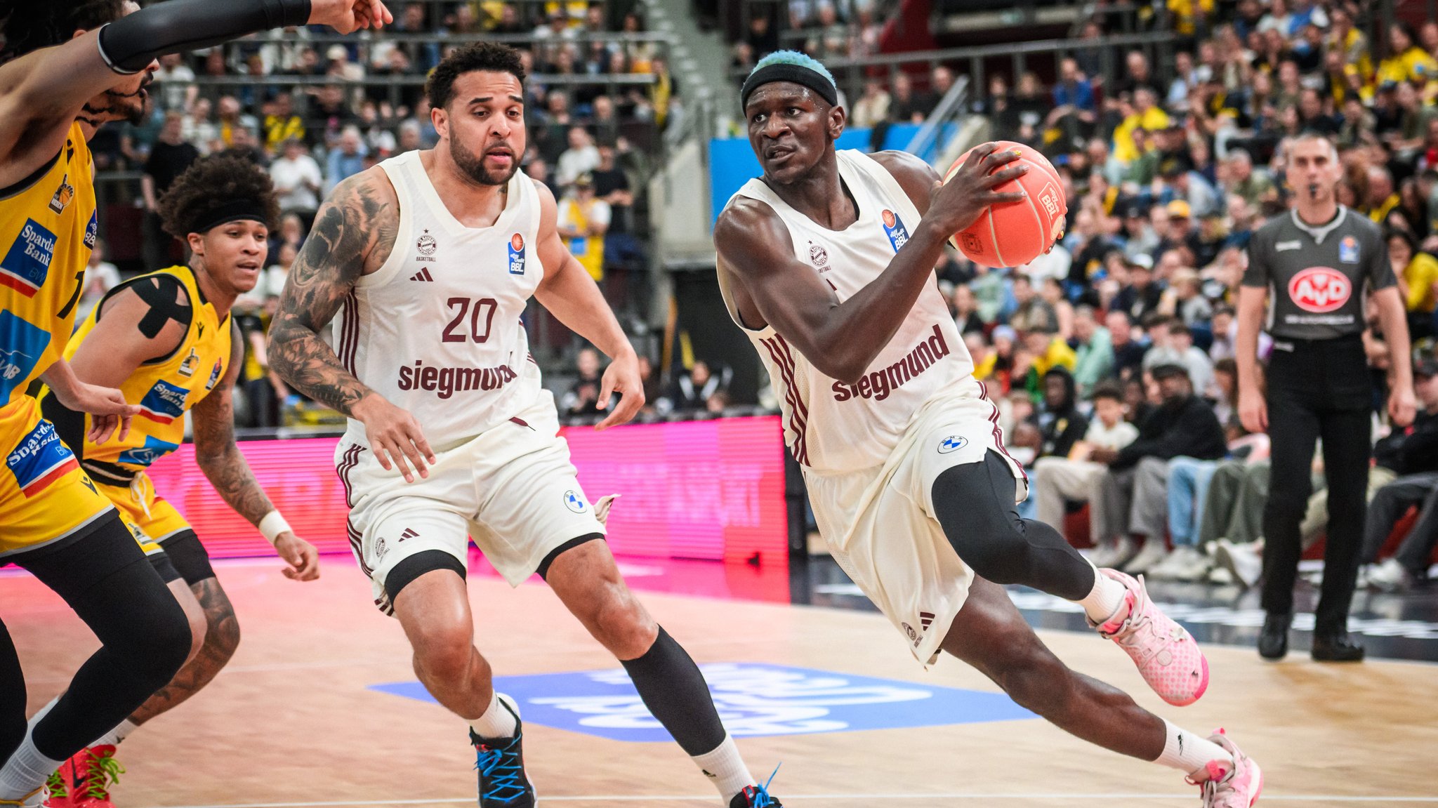 Die Bayern-Basketballer gewinnen Spiel drei gegen Ludwigsburg.