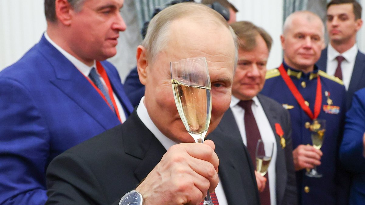Der russische Präsident prostet mit einem Sektglas