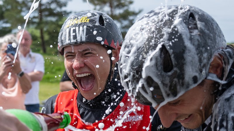 Mit Sekt werden Elena Lilik (l) und Noah Hegge für ihre erfolgreiche Olympia-Qualifiaktion gefeiert. | Bild: picture alliance/dpa | Hendrik Schmidt Mit Sekt werden Elena Lilik (l) und Noah Hegge für ihre erfolgreiche Olympia-Qualifiaktion gefeiert.