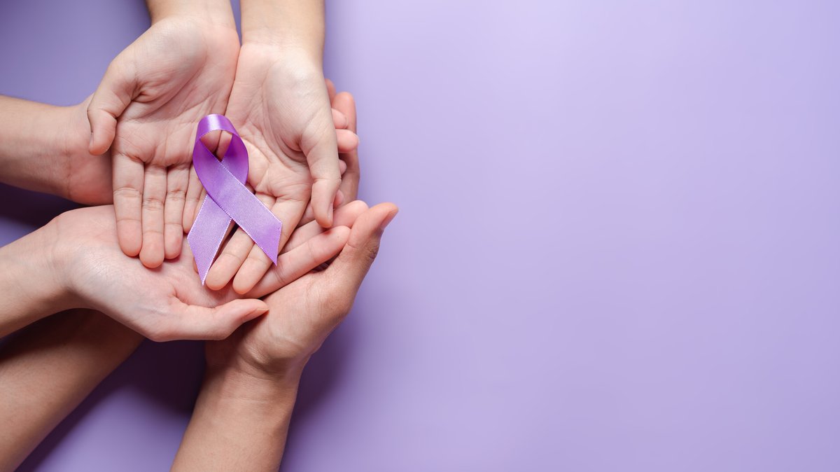 Die Farbe Lila als Zeichen für Krebsaufklärung. In Bayern erkranken jährlich rund 68.000 Menschen an Krebs. Auch Angehörige leiden darunter.