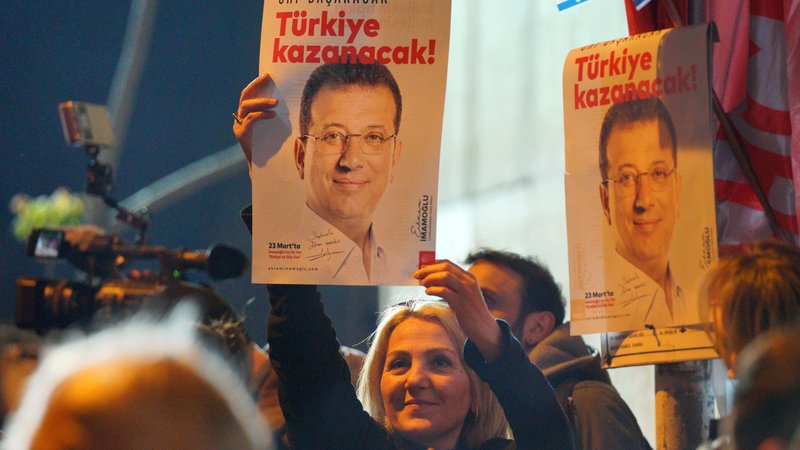Prozessauftakt: Der inhaftierte und abgesetzte Istanbuler Bürgermeister Ekrem Imamoglu spricht von einem politischen Prozess. | Bild: picture alliance / ZUMAPRESS.com | Tolga Uluturk Prozessauftakt: Der inhaftierte und abgesetzte Istanbuler Bürgermeister Ekrem Imamoglu spricht von einem politischen Prozess.