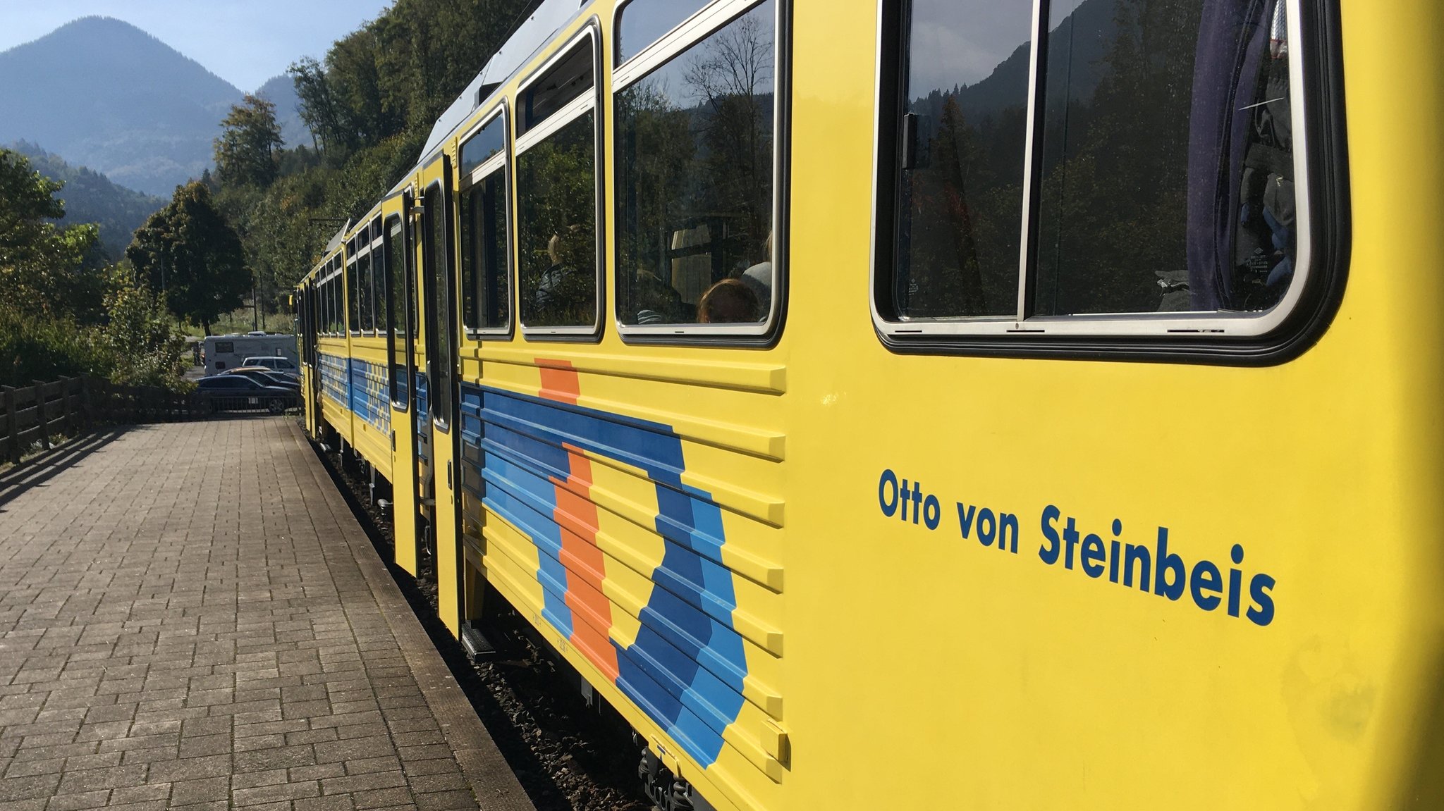 Doppeltriebwagen wartet an der Talstation auf das Signal zur Abfahrt