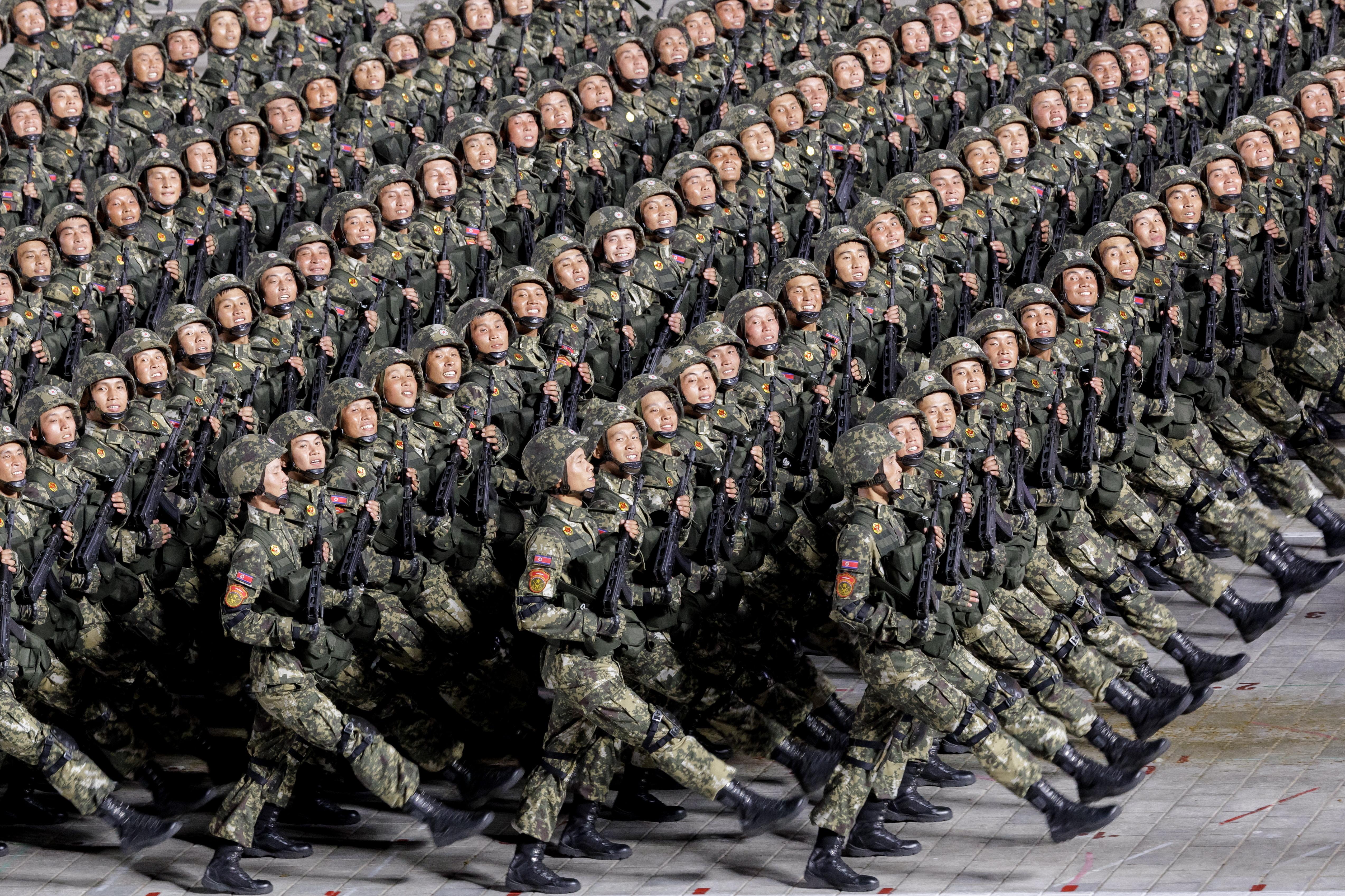 Nordkoreanische Soldaten marschieren während einer Militärparade in Pjöngjang.