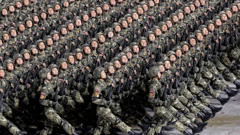 Nordkoreanische Soldaten marschieren während einer Militärparade in Pjöngjang. | Bild: pa/dpa/Russian Defence Ministry/Vadim Savitsky Nordkoreanische Soldaten marschieren während einer Militärparade in Pjöngjang.